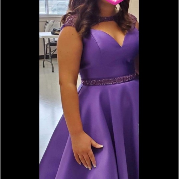 Beautiful pageant/prom formal. Pictures do not do this gown justice. - Picture 2 of 3